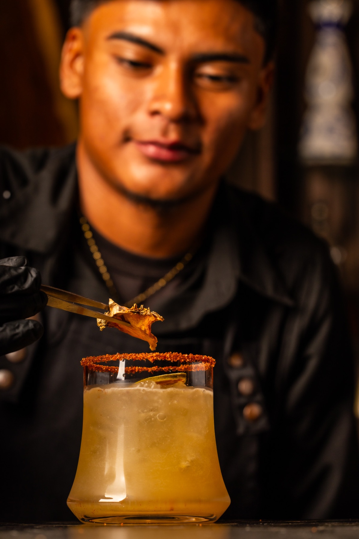 Bartender decorando un coctel