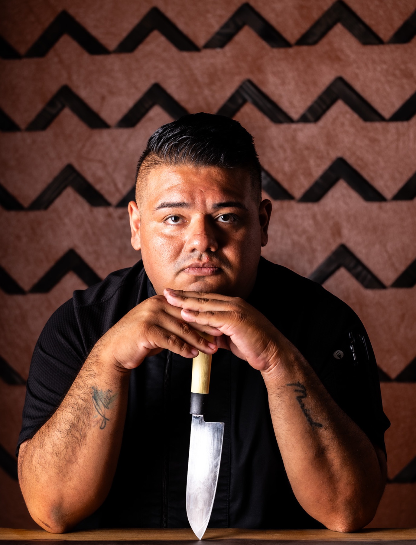 Retrato de chef con cuchillo en una atmósfera cálida