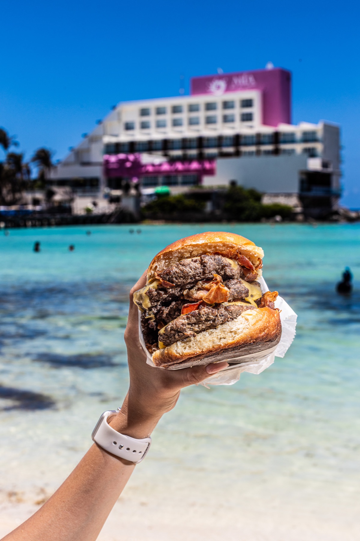 Hamburguesa frente al mar turquesa