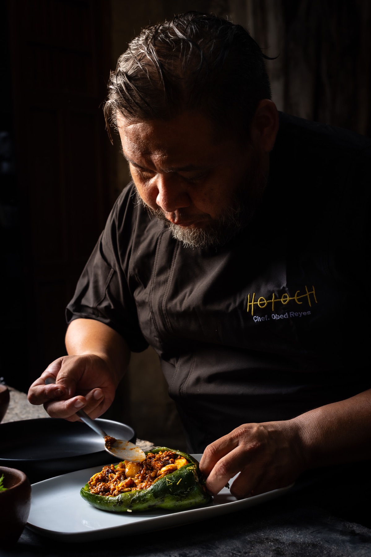 Chef montando un chile relleno
