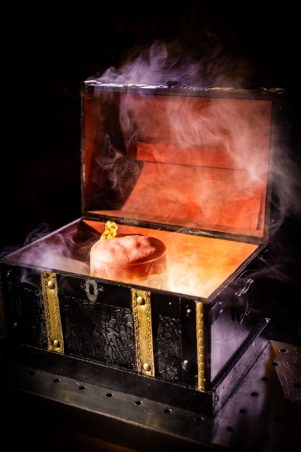 Coctel servido en un cofre con humo