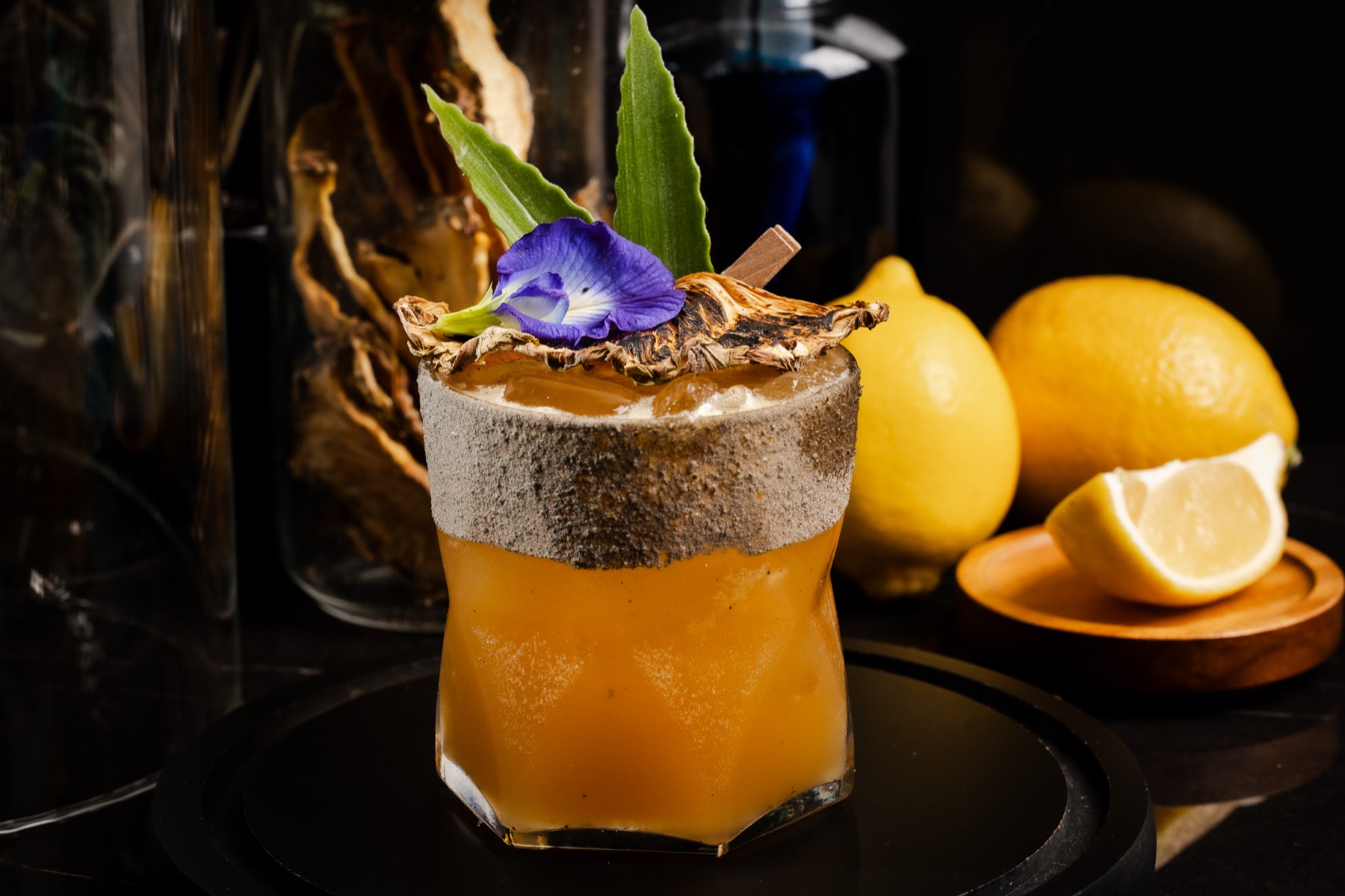 Coctel cítrico con flor comestible