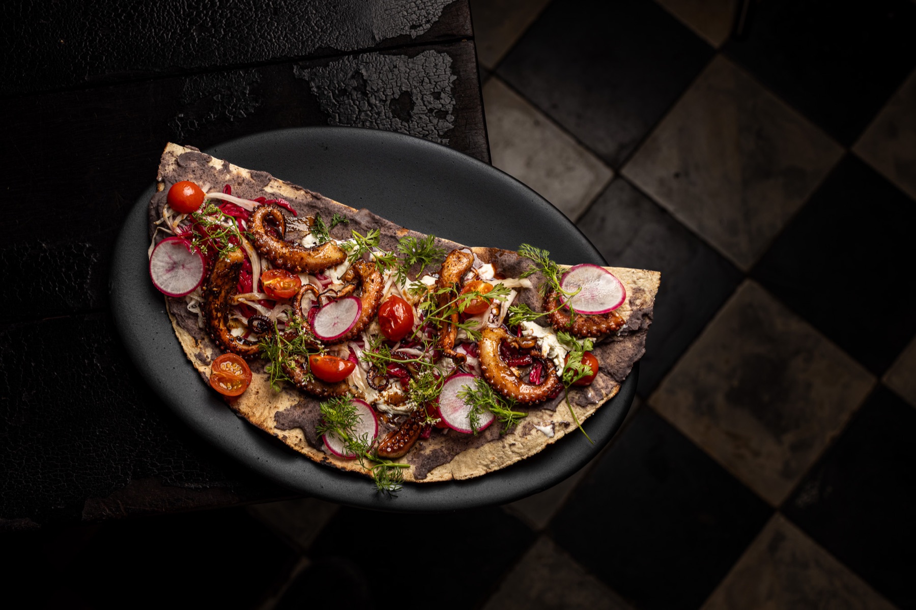 Tostada de pulpo con rábanos y hierbas frescas