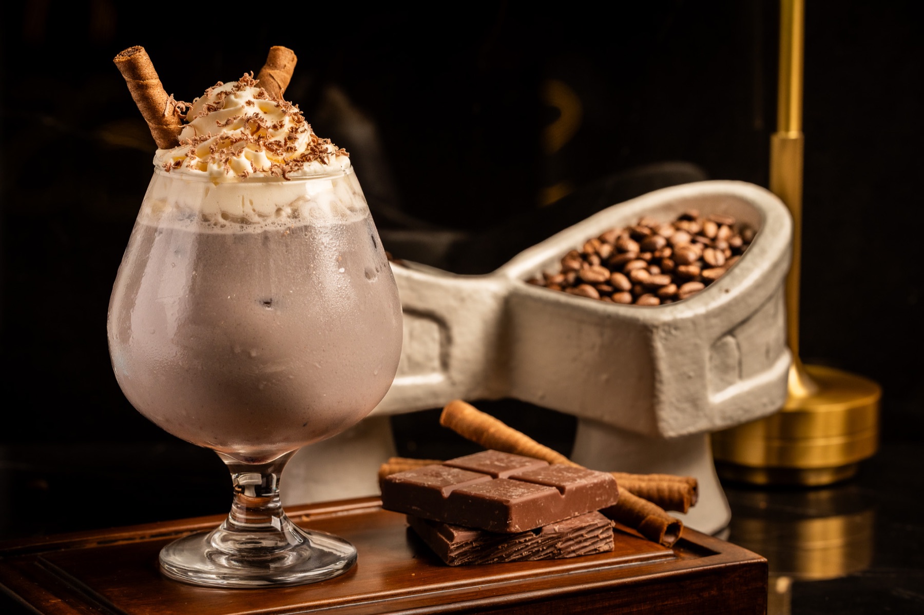 Bebida fría de chocolate con crema y café