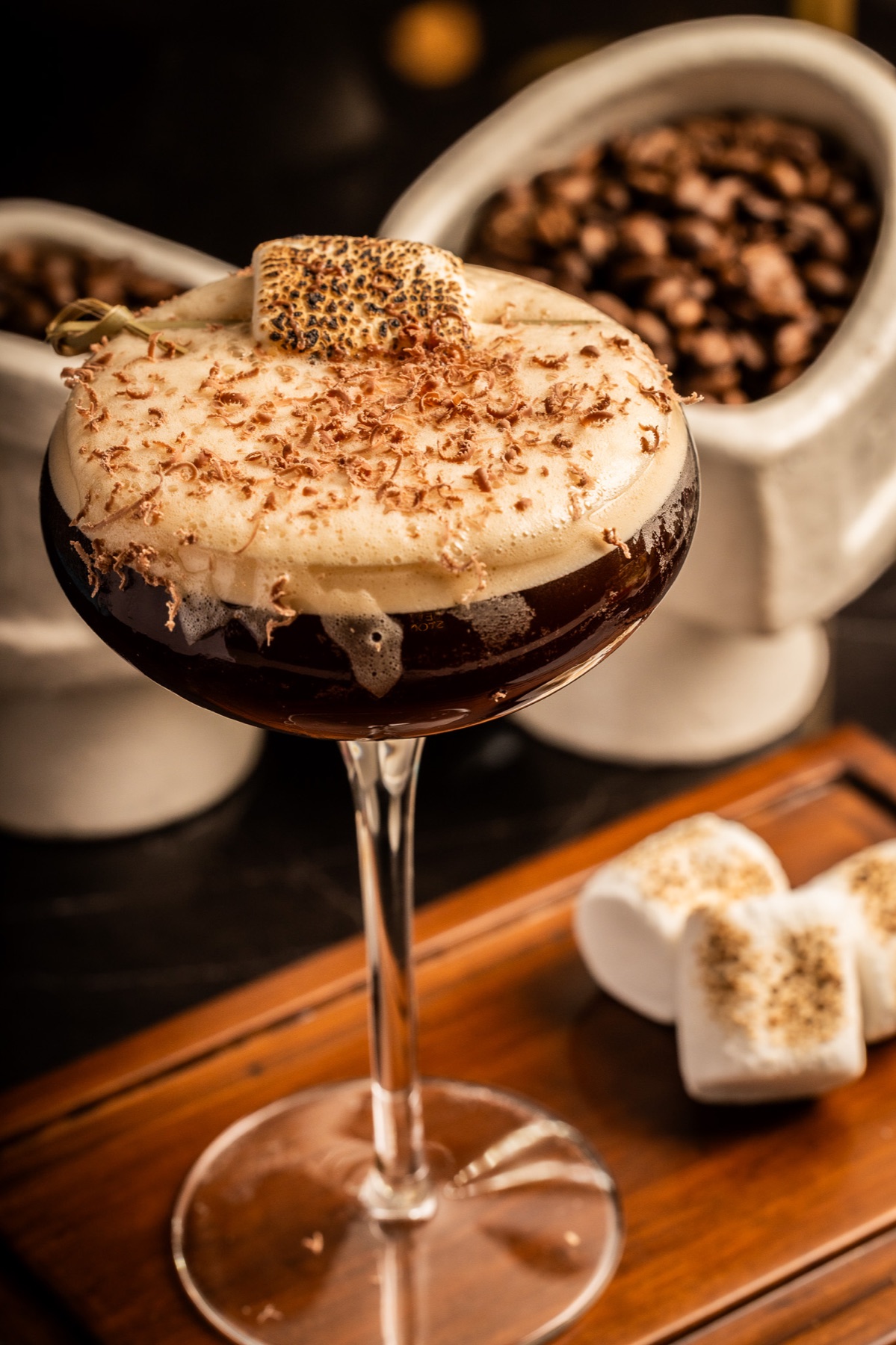 Coctel de café con espuma y malvavisco tostado