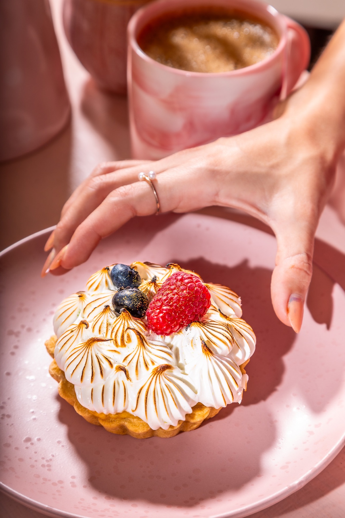 Tarta de frutos rojos sobre mesa rosa