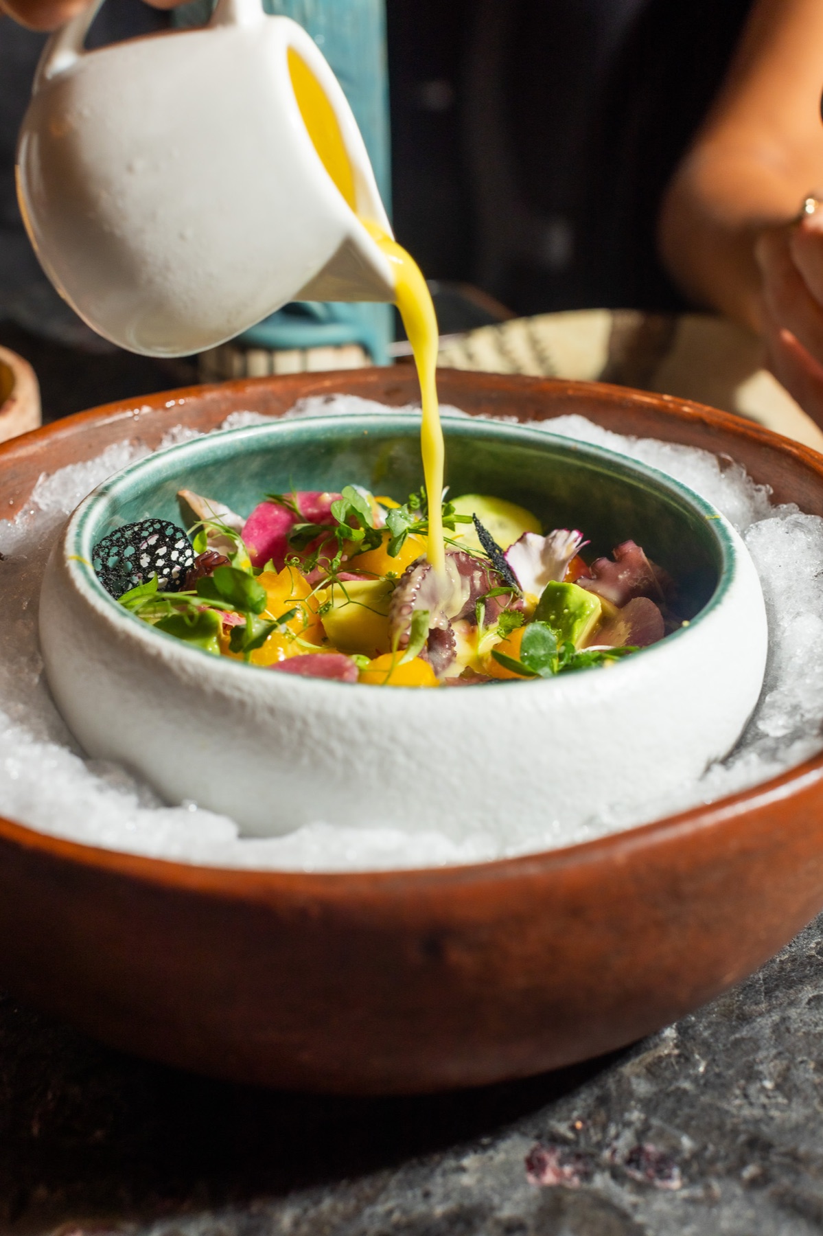 Leche de tigre servida sobre un platillo de mariscos