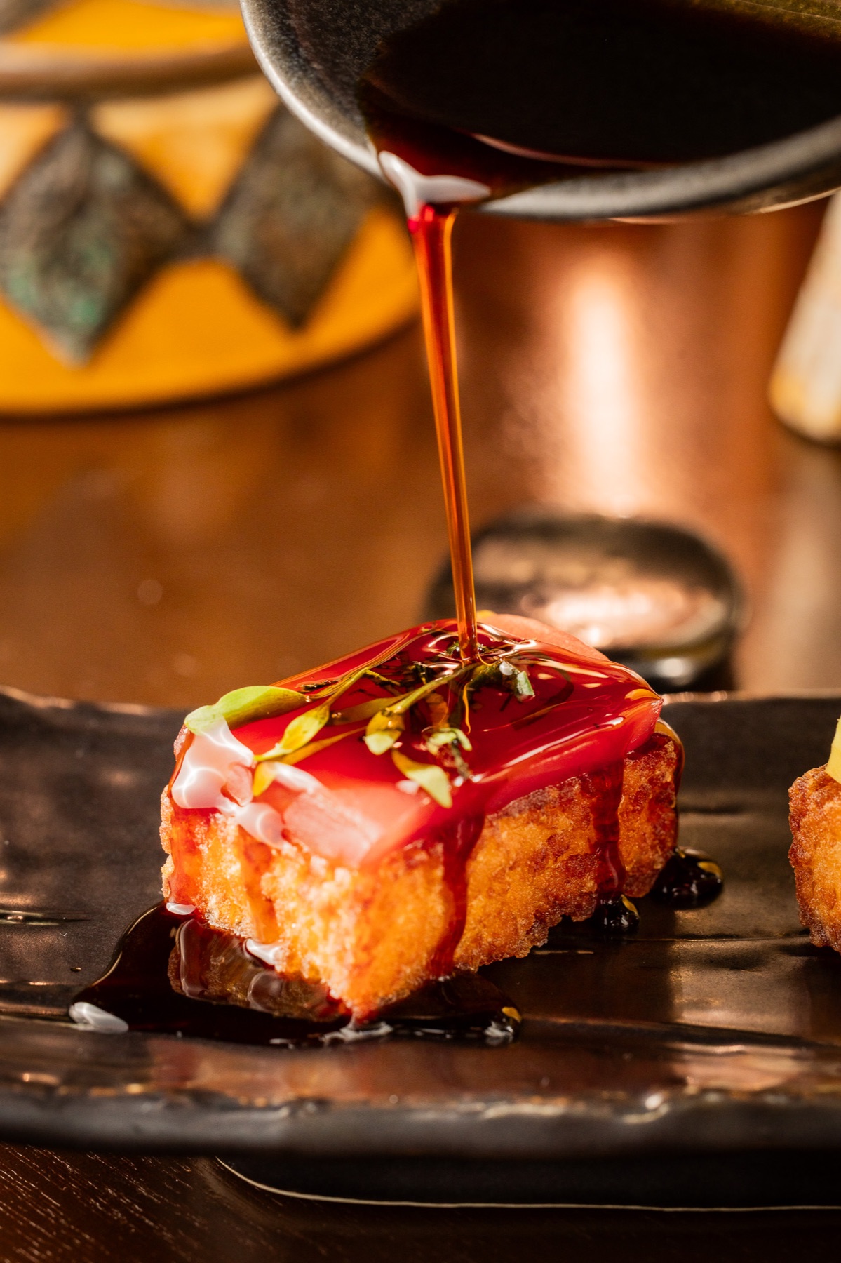 Salsa brillante cayendo sobre un postre