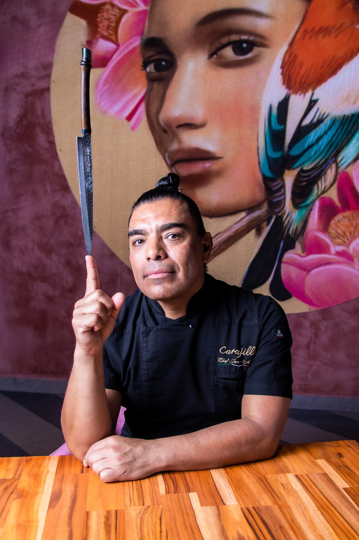 Retrato creativo de chef equilibrando un cuchillo