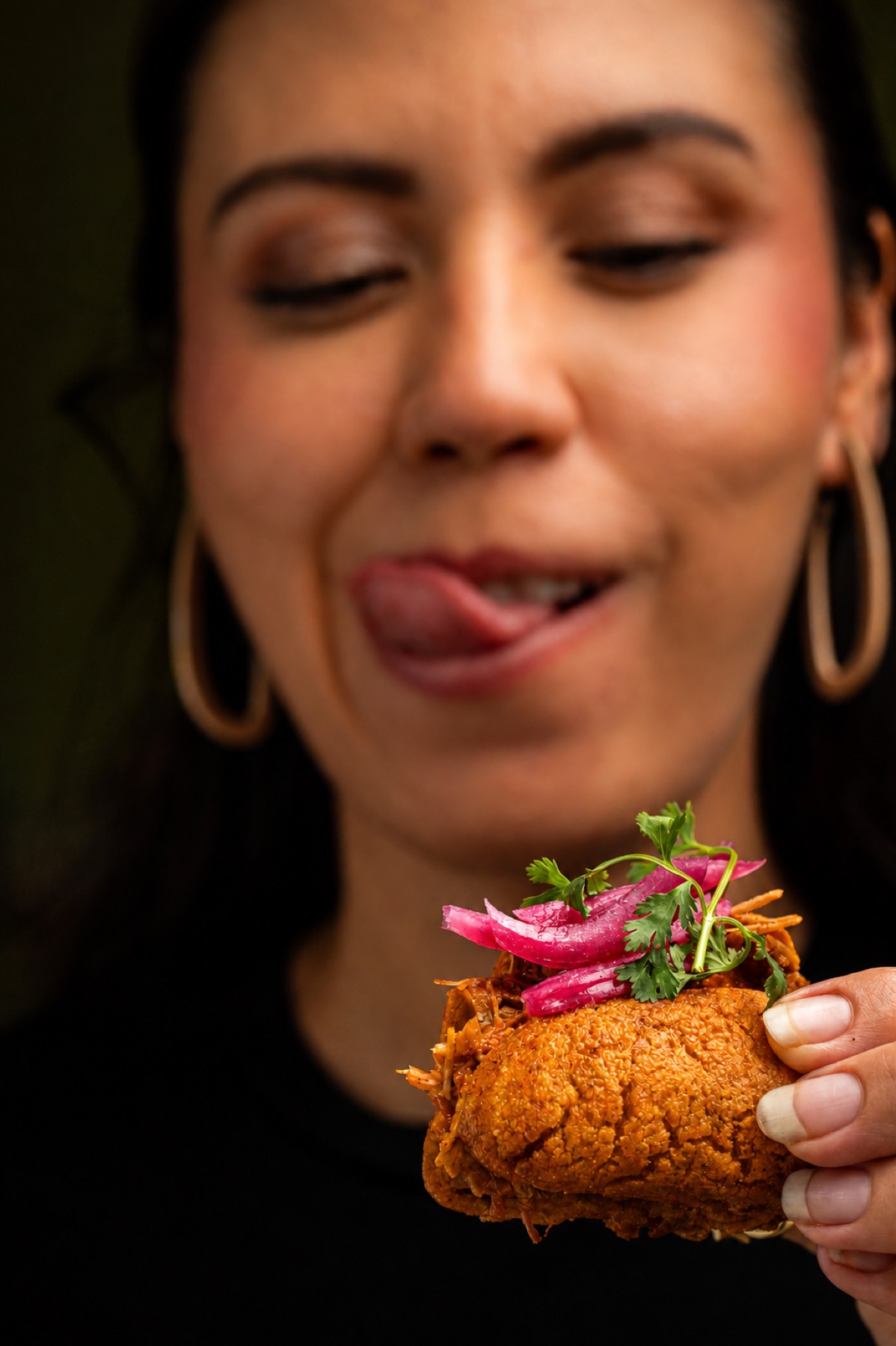 Mujer disfrutando una torta