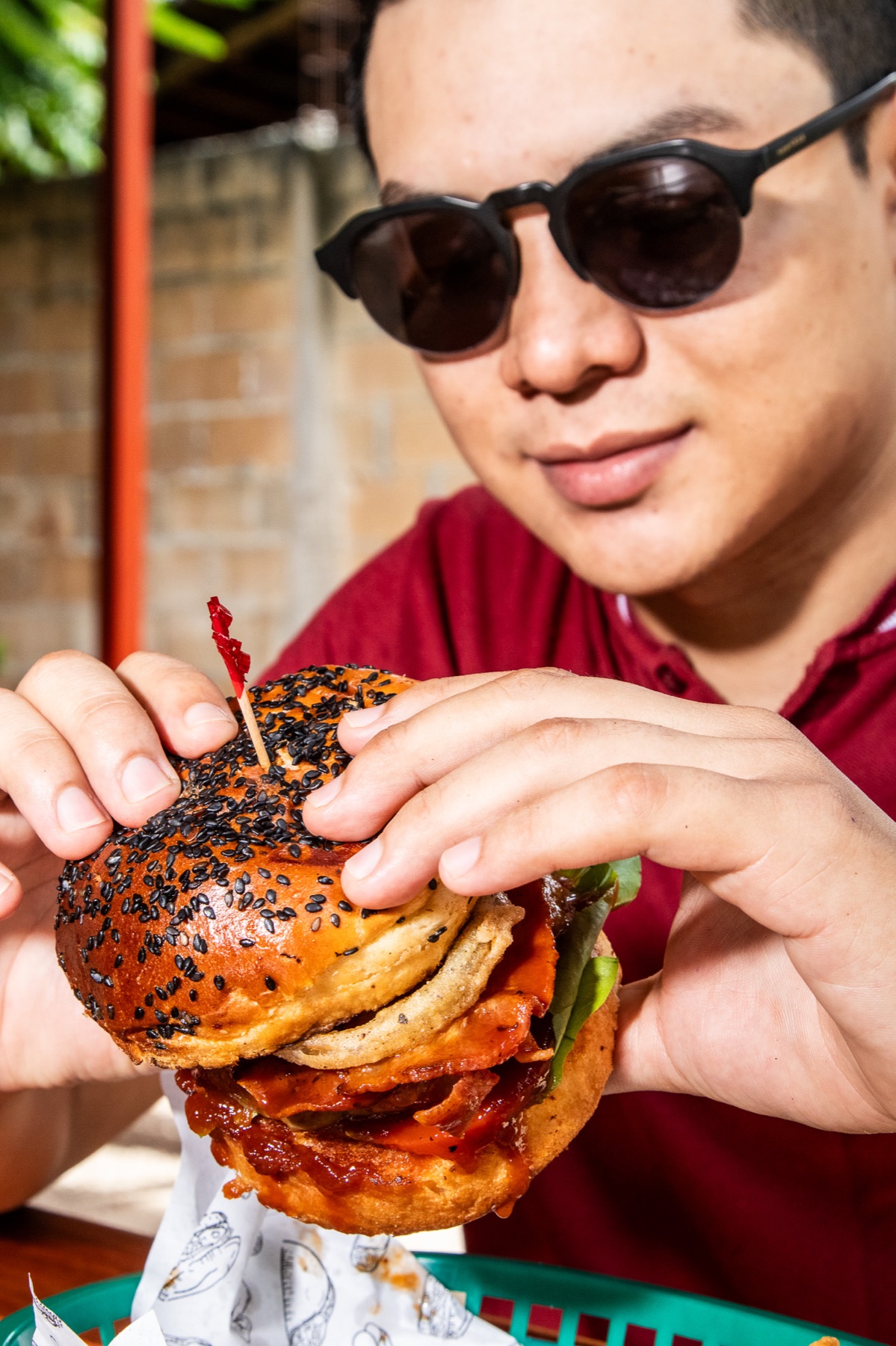 Comensal listo para probar una hamburguesa artesanal