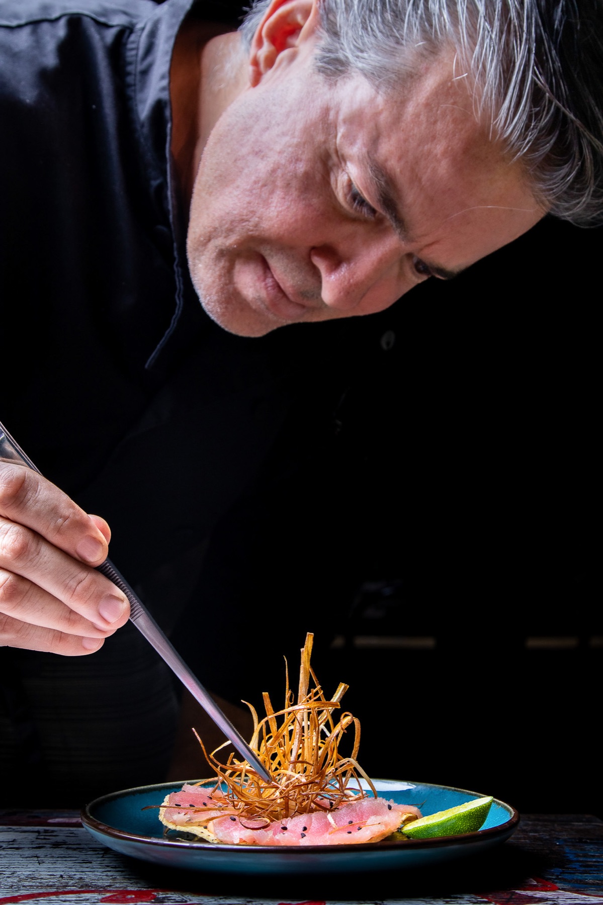 Chef terminando el montaje de un platillo