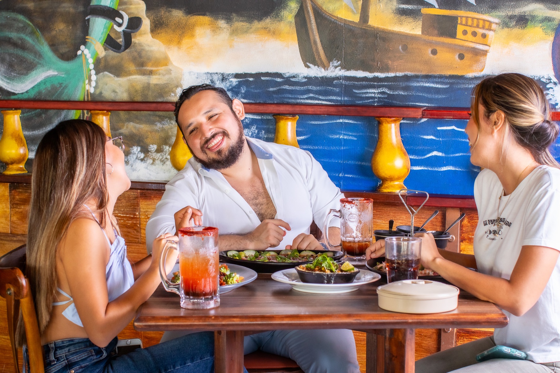 Amigos compartiendo una comida en un restaurante