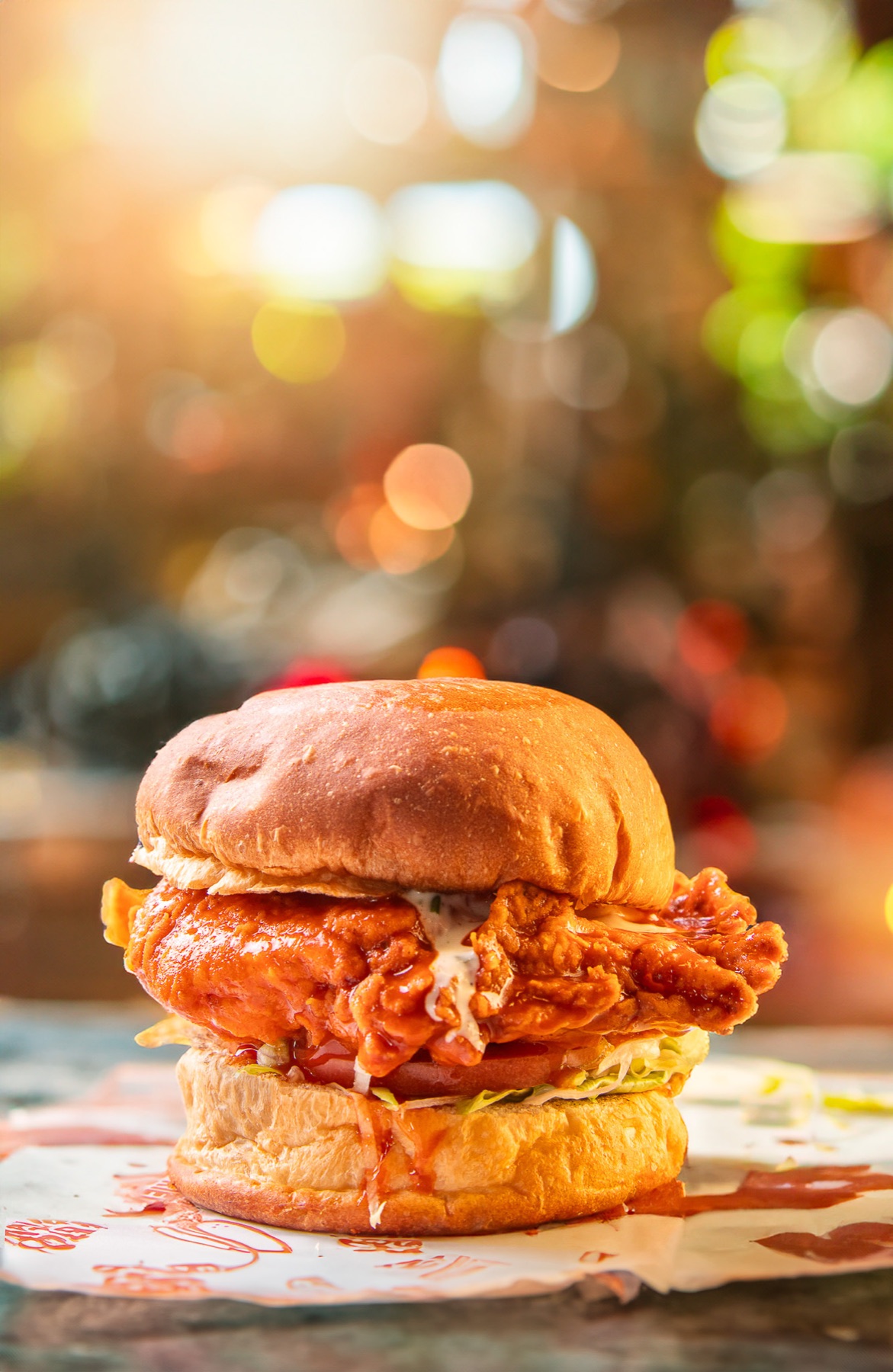 Hamburguesa de pollo crujiente a contraluz