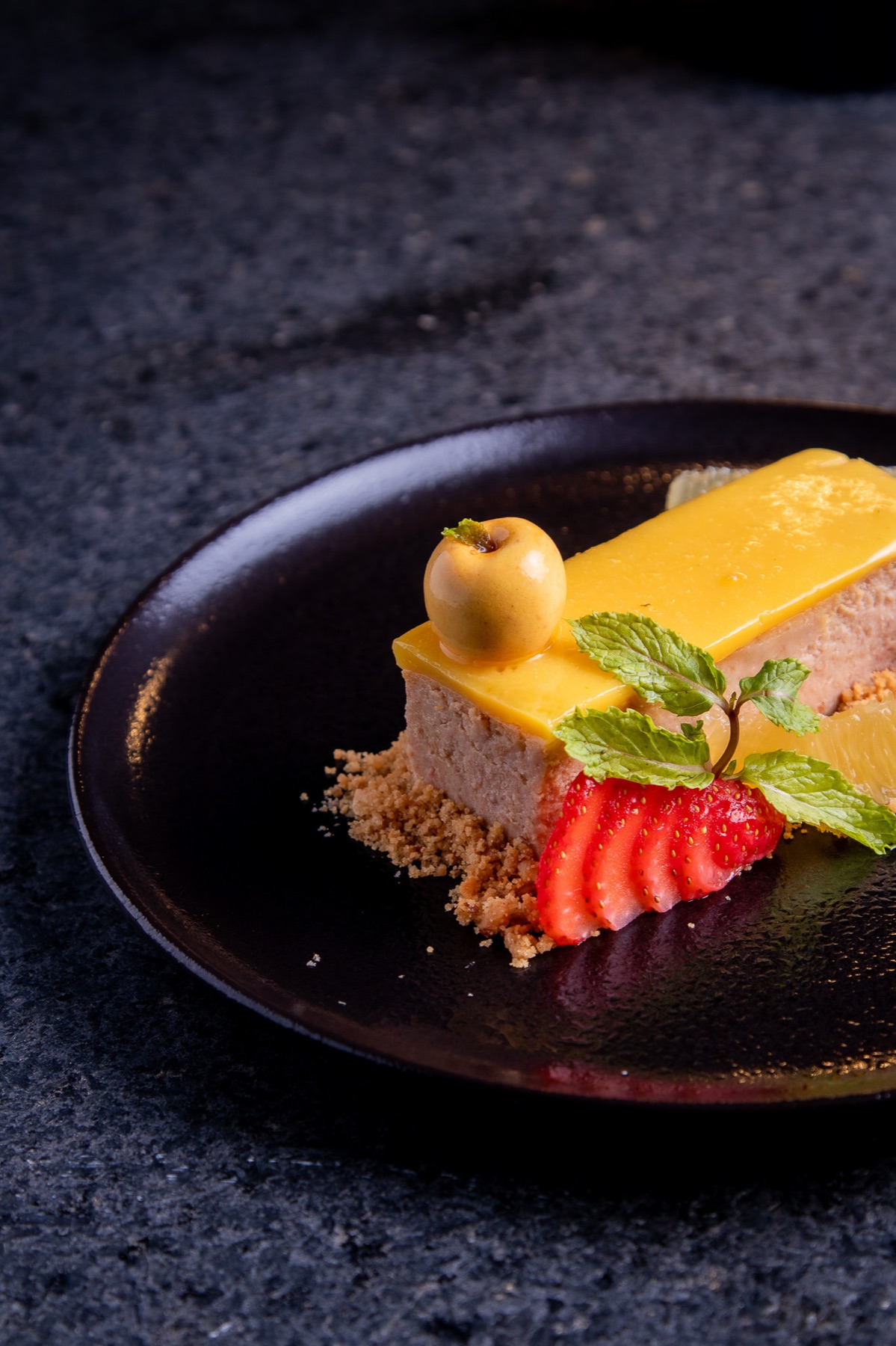 Postre de fruta con glaseado amarillo y fresa