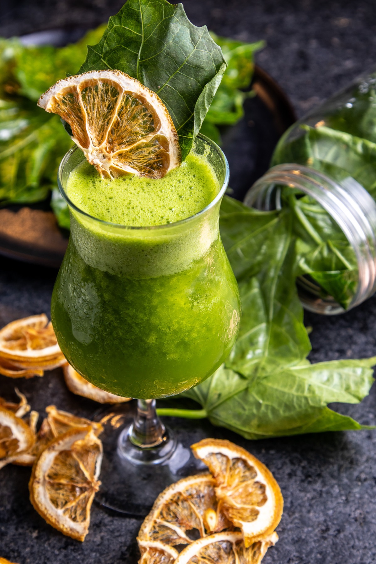Bebida verde con cítricos deshidratados