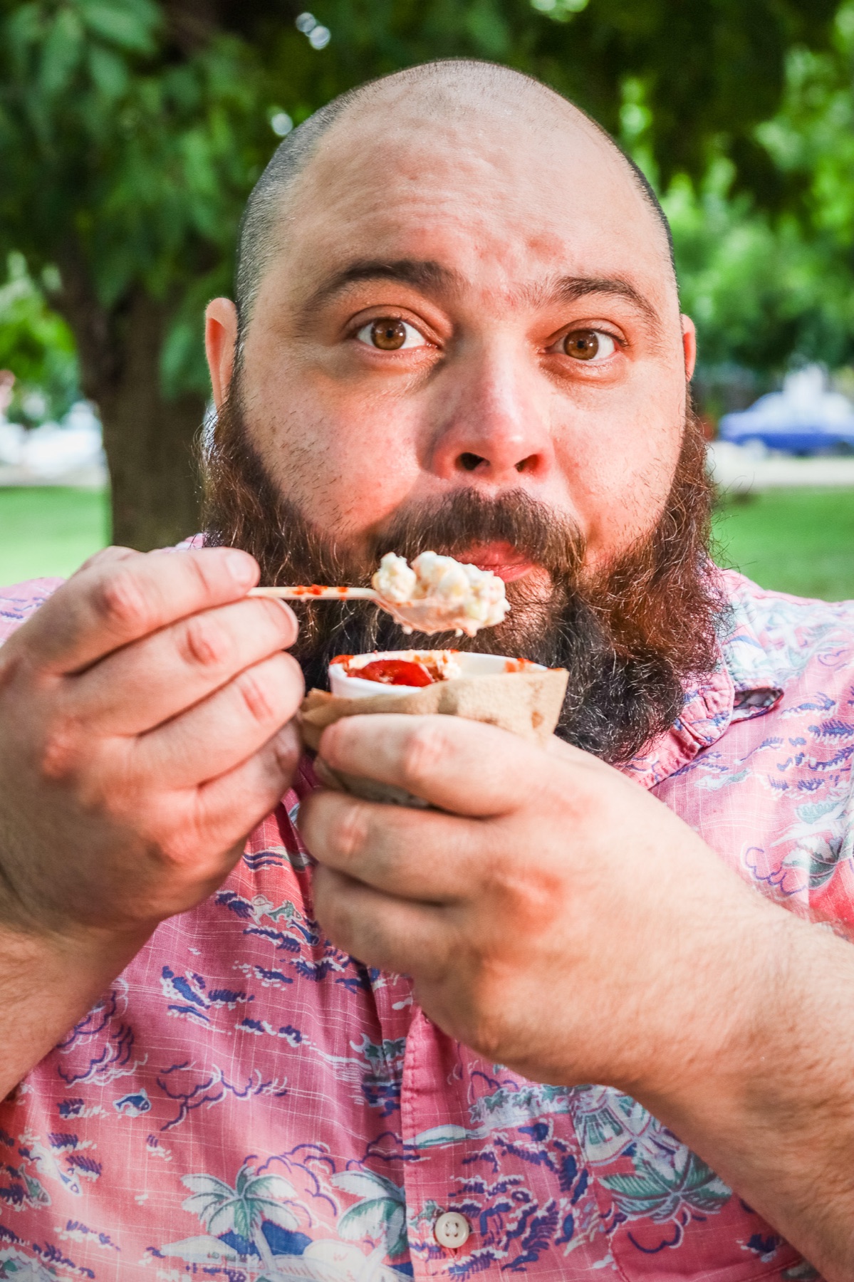Comensal probando un postre al aire libre