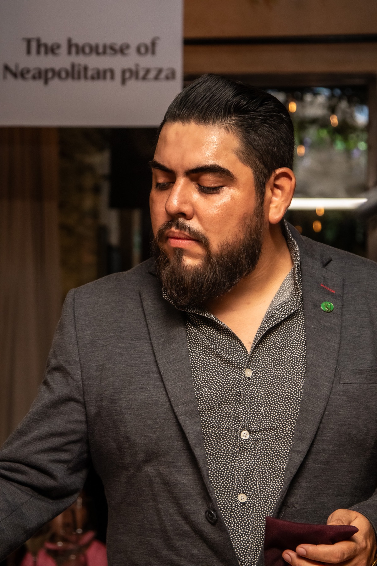 Retrato de profesional gastronómico en un restaurante