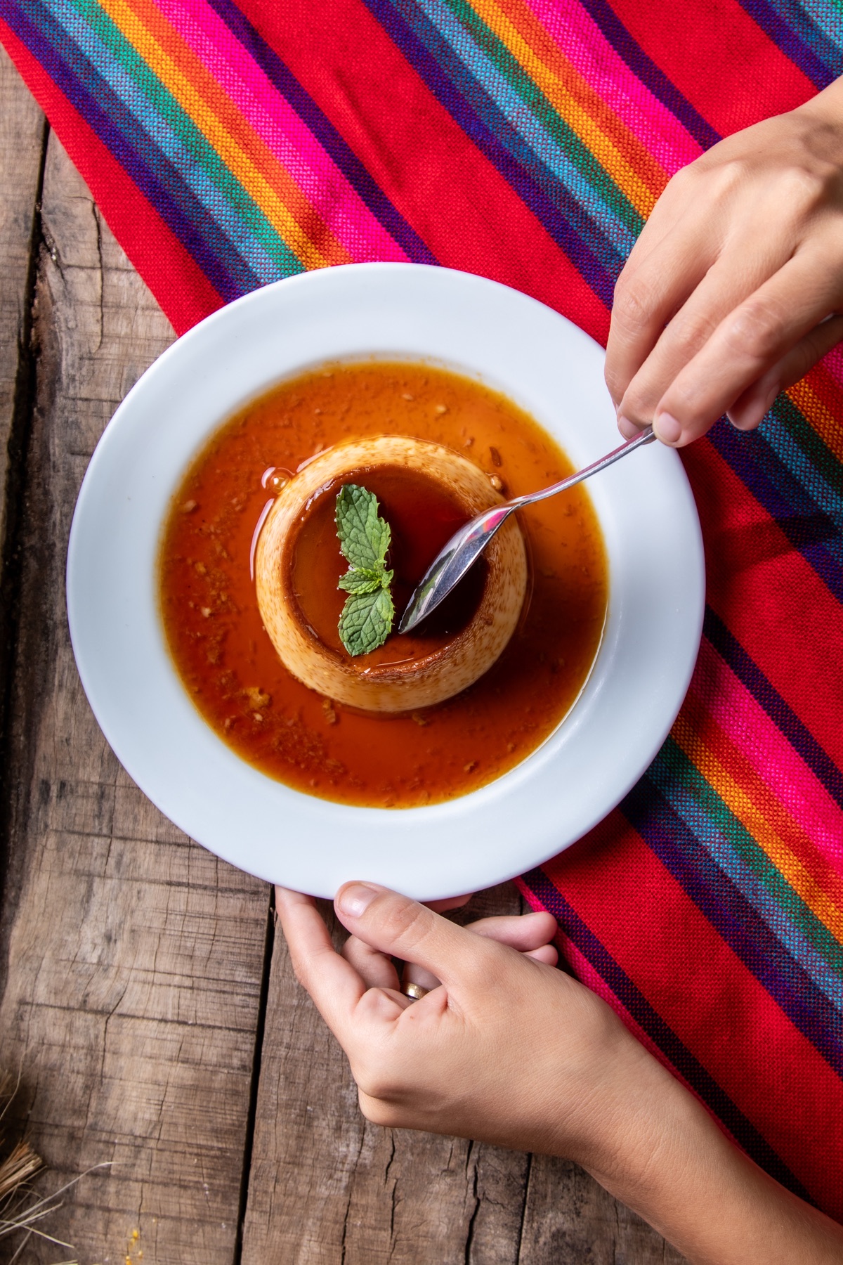 Flan tradicional servido sobre un textil mexicano