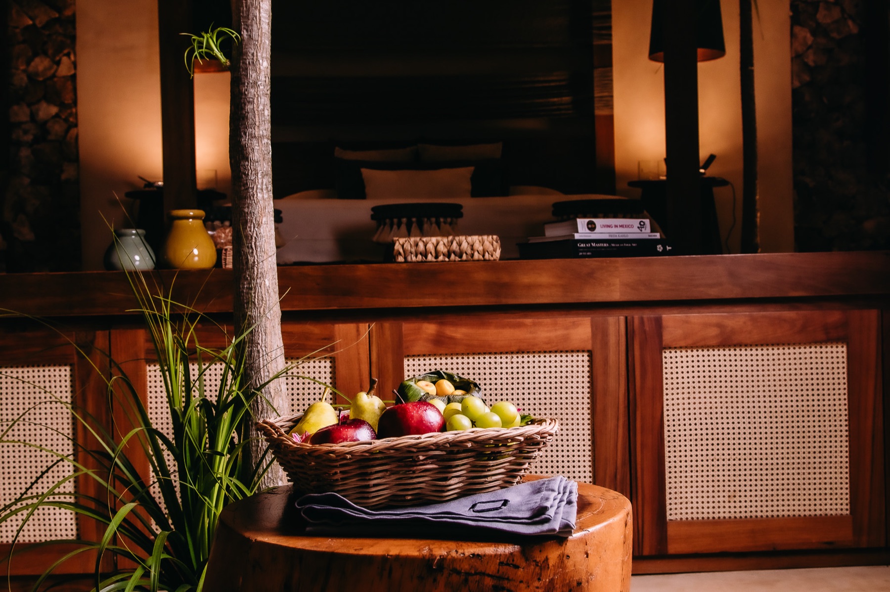 Interior cálido de un hotel con frutas
